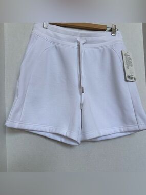 Lululemon Women’s Scuba High-Rise Short 5" White Size 8 Drawstring Pockets NWT